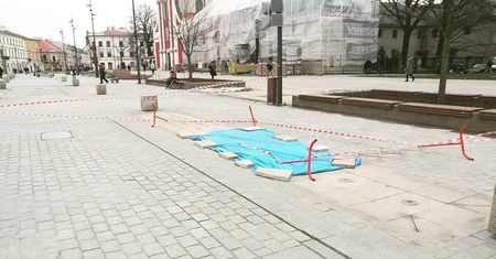Zniszczona fontanna na pl. Litewskim. Kto pokryje koszty naprawy?