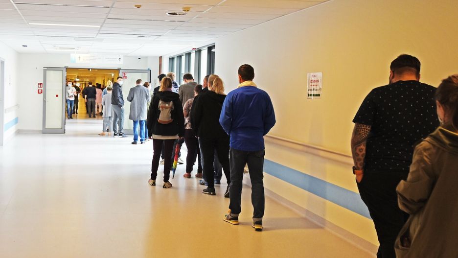 Kolejka do szczepie? przed Szpitalem Uniwersyteckim w Krakowie07.05.2021 Krakow. Szpital Uniwersytecki. Utworzyla sie ogromna kolejka do pubktu szczepien na Covid 19   Fot. M.Lasyk/REPORTERMarek Lasyk/REPORTER