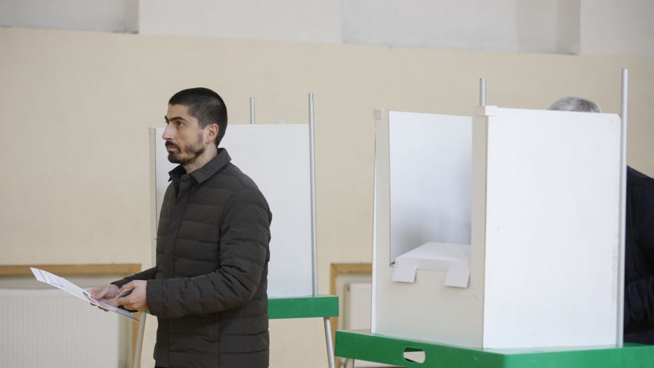 Georgian people cast their ballots during parliamentary elections, at a polling station in Tbilisi, Georgia, 26 October 2024. A total of 18 parties are participating in the parliamentary elections in Georgia. Three thousand, one hundred and eleven polling stations opened for the parliamentary elections, including 67 abroad. Voting abroad will be possible in 53 cities in 42 countries. EPA/DAVID MDZINARISHVILI Dostawca: PAP/EPA.