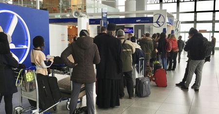 Ukrainka leciała z Dubaju. Wpadła z diamentami na Okęciu