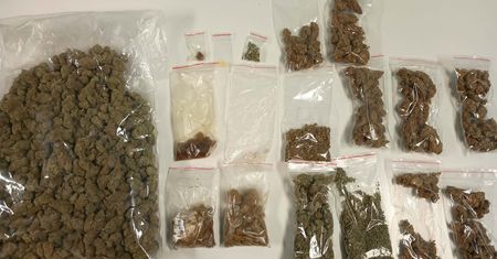 Policjanci z Płocka zatrzymali 22-latka. Zabezpieczono ponad kilogram narkotyków