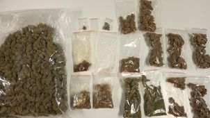 Policjanci z Płocka zatrzymali 22-latka. Zabezpieczono ponad kilogram narkotyków