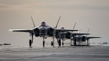 Już są. Pięć kolejnych myśliwców F-35 wylądowało w Polsce