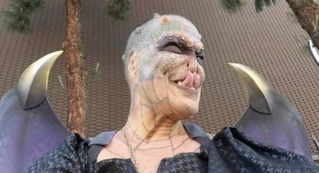 62-latka wierzy, że jest pół człowiekiem, pół SMOKIEM. Na operacje plastyczne wydała już ponad 300 tysięcy złotych (FOTO)