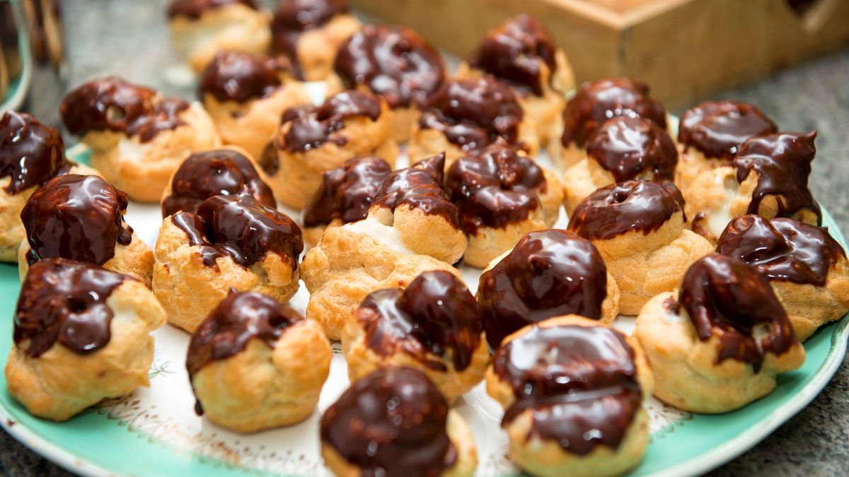Profiterolki z bitą śmietaną i sosem czekoladowym