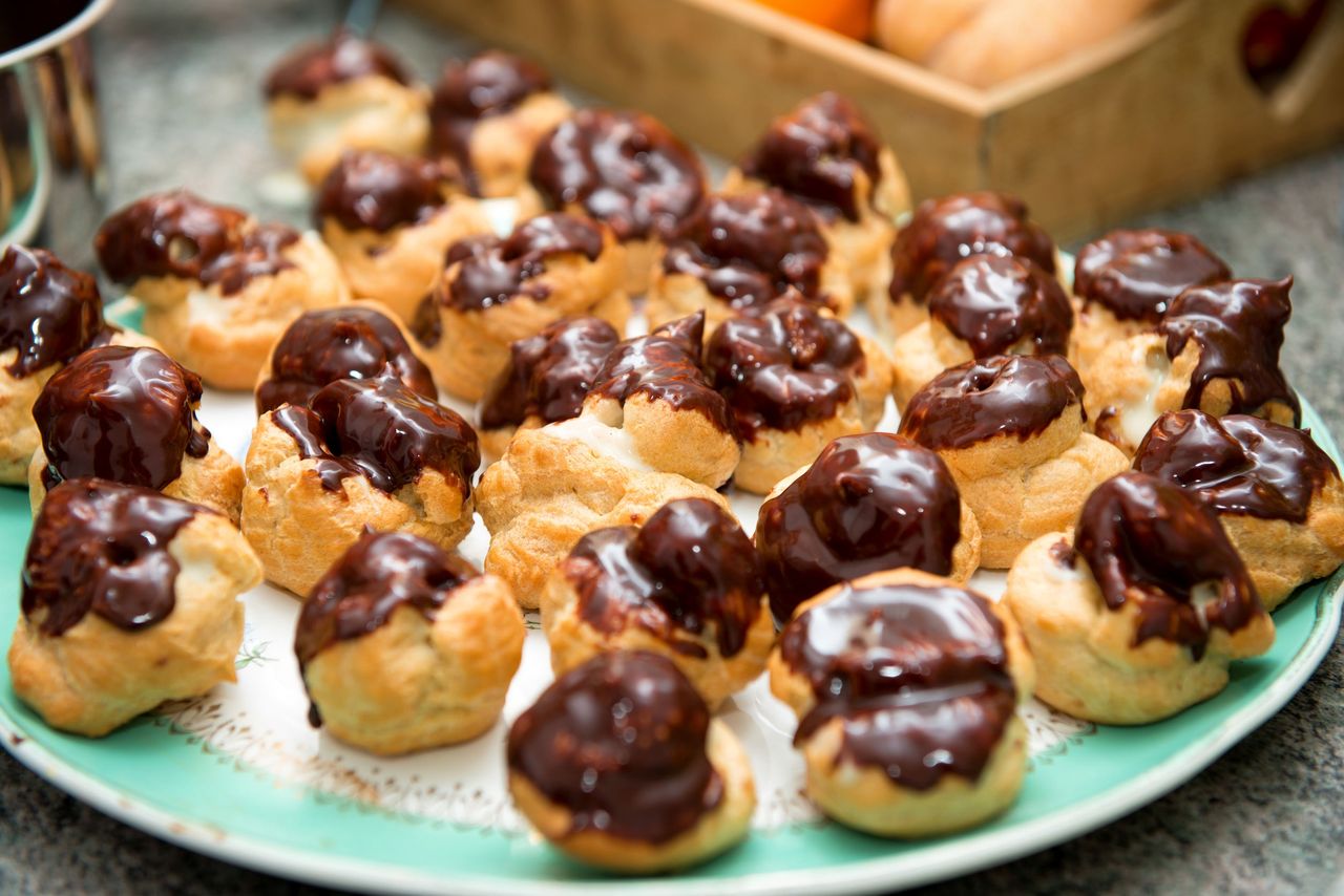 Profiterolki z bitą śmietaną i sosem czekoladowym
