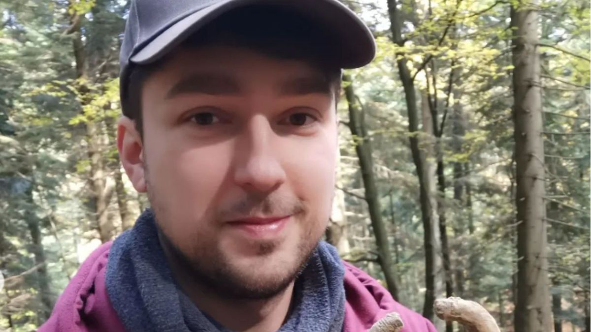 Wojciech Budzyn w lesie znalazł bransoletkę sprzed 3500 lat