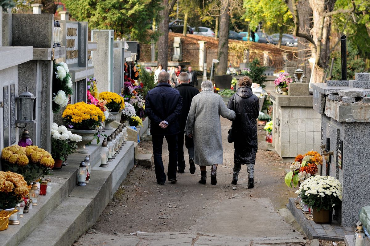 cmentarz Ostrzega tych, którzy idą na cmentarz. Gruba pomyłka