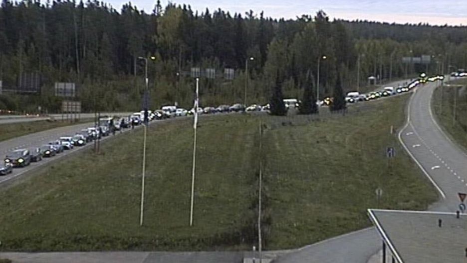 Długa kolejka aut z rosyjskimi rejestracjami ustawia się od środy na drodze do fińskiej granicy  