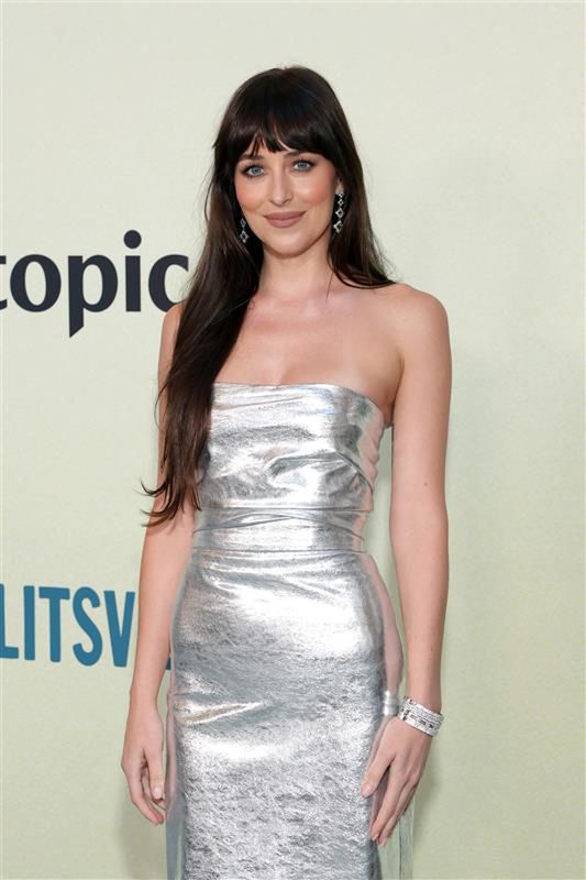 Dakota Johnson w ciemnych włosach 