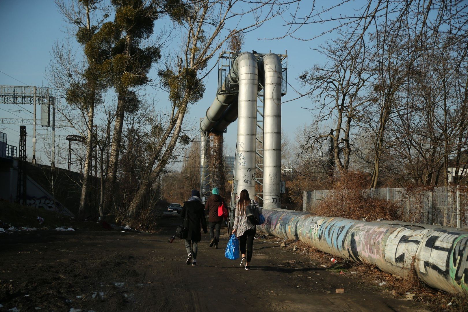 Łącznik ul. Góralskiej i Tęczowej to zaledwie nieutwardzona droga. Początkowo miała służyć pieszym, rowerzystom i kierowcom. Plany zmieniono i powstanie jedynie droga dla pieszych i rowerzystów.