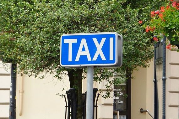 Taksówkarz z Pruszkowa dostał 8 tys. zł kary, bo podwiózł klientkę w Warszawie