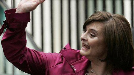 Brytyjski premier Tony Blair oficjalnie złożył dymisję z urzędu na ręce królowej Elżbiety II. Zakończyła się tym samym 10-letnia era rządów tego laburzystowskiego polityka. Tuż przed odjazdem do Pałacu Buckingham odchodzący szef rządu wraz z rodziną pozował do zdjęć przed siedzibą i domem premiera na Downing Street 10, do którego wprowadzi się Gordon Brown.