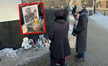 Zdjęcie chłopca w miejscu tragedii. Ludzie przychodzą i płaczą