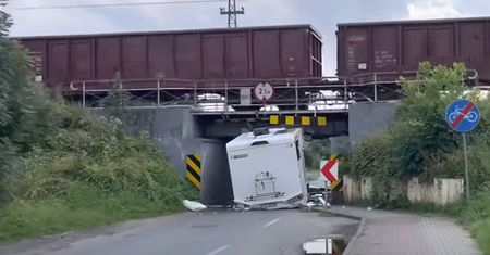 Opole. Skasował nowego kampera pod wiaduktem. Jednak się nie zmieścił