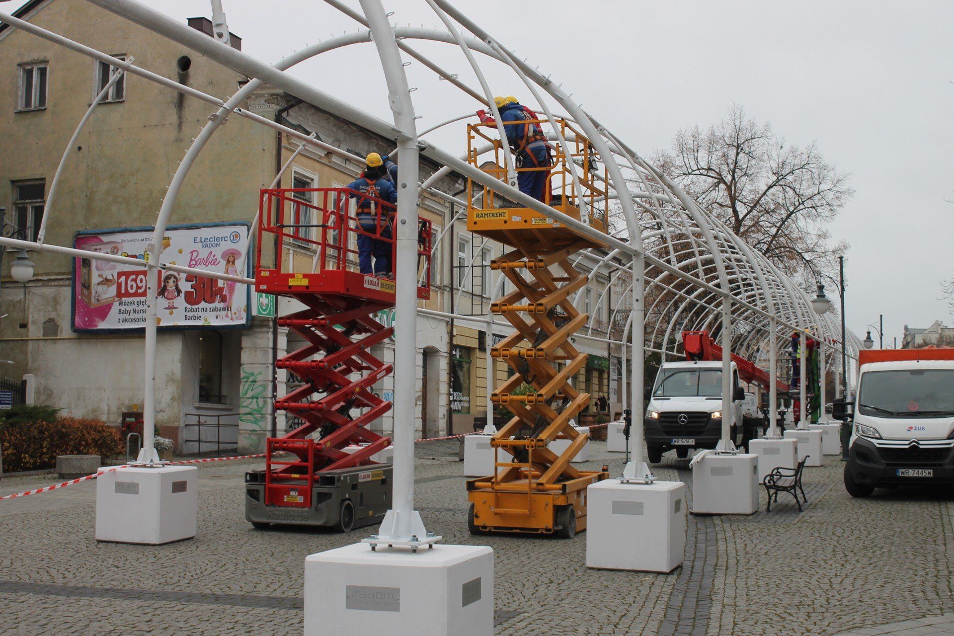 Na deptaku w Radomiu trwa montaż tunelu świetlnego. 