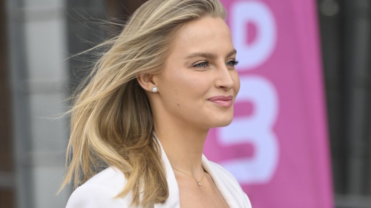 Karolina Pisarek nosi sweterek w stylu francuskim 