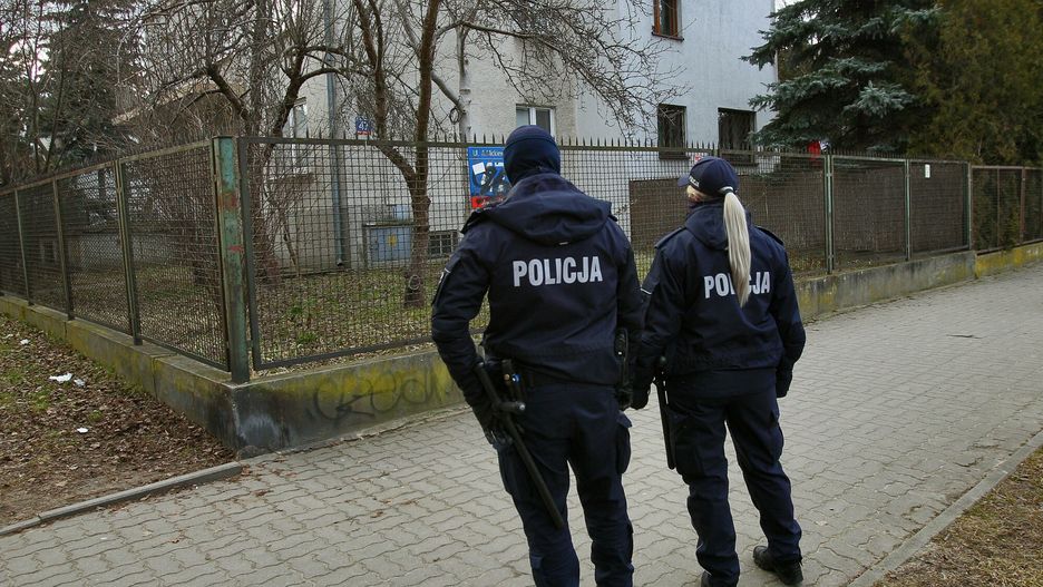 Policja zapewnia, że mundurowi pojawiają się pod domem prezesa PiS w związku z zagrożeniami