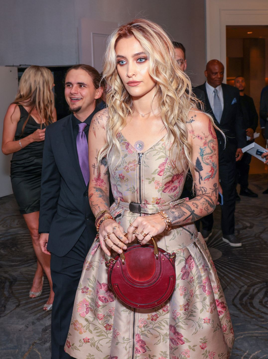 Paris Jackson wdzięczy się z bratem na ściance