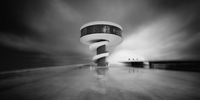 Zdjęcie "Future Visions" autorstwa Turienzo przedstawia samotną futurystyczną wieżę, na tle chmur. Dzięki uchwyceniu ruchu chmur fotograf zyskał dodatkowe wrażenie głębii.