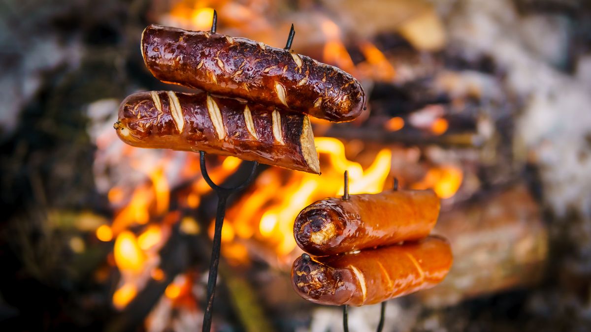 Kiełbasa pieczona w ognisku