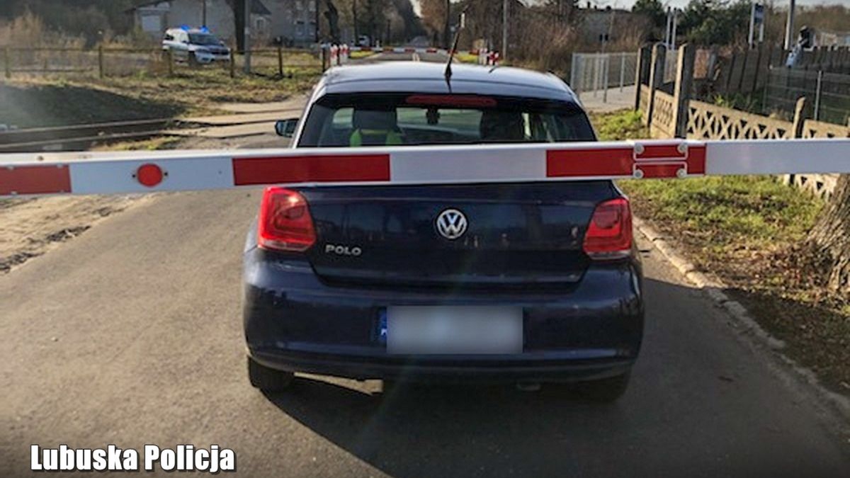 Kierowca wjechał za zamknięte rogatki