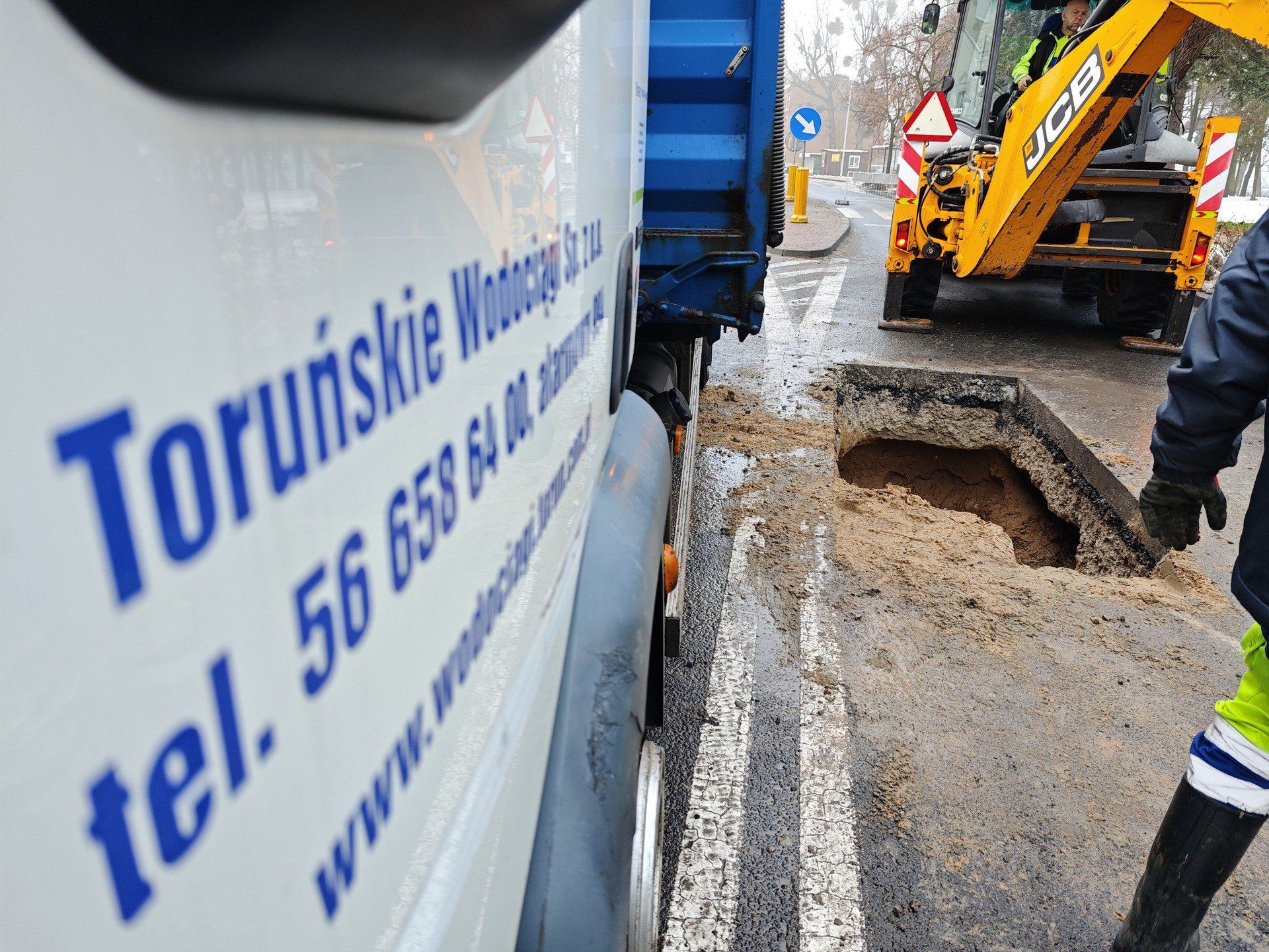 Pracownicy Toruńskich Wodociągów naprawiają rurę, która pękła na wysokości Domu Muz przy Poznańskiej. To druga w ciągu tygodnia awaria wodociągu na ul. Poznańskiej i trzecia w ciągu miesiąca na lewobrzeżu.