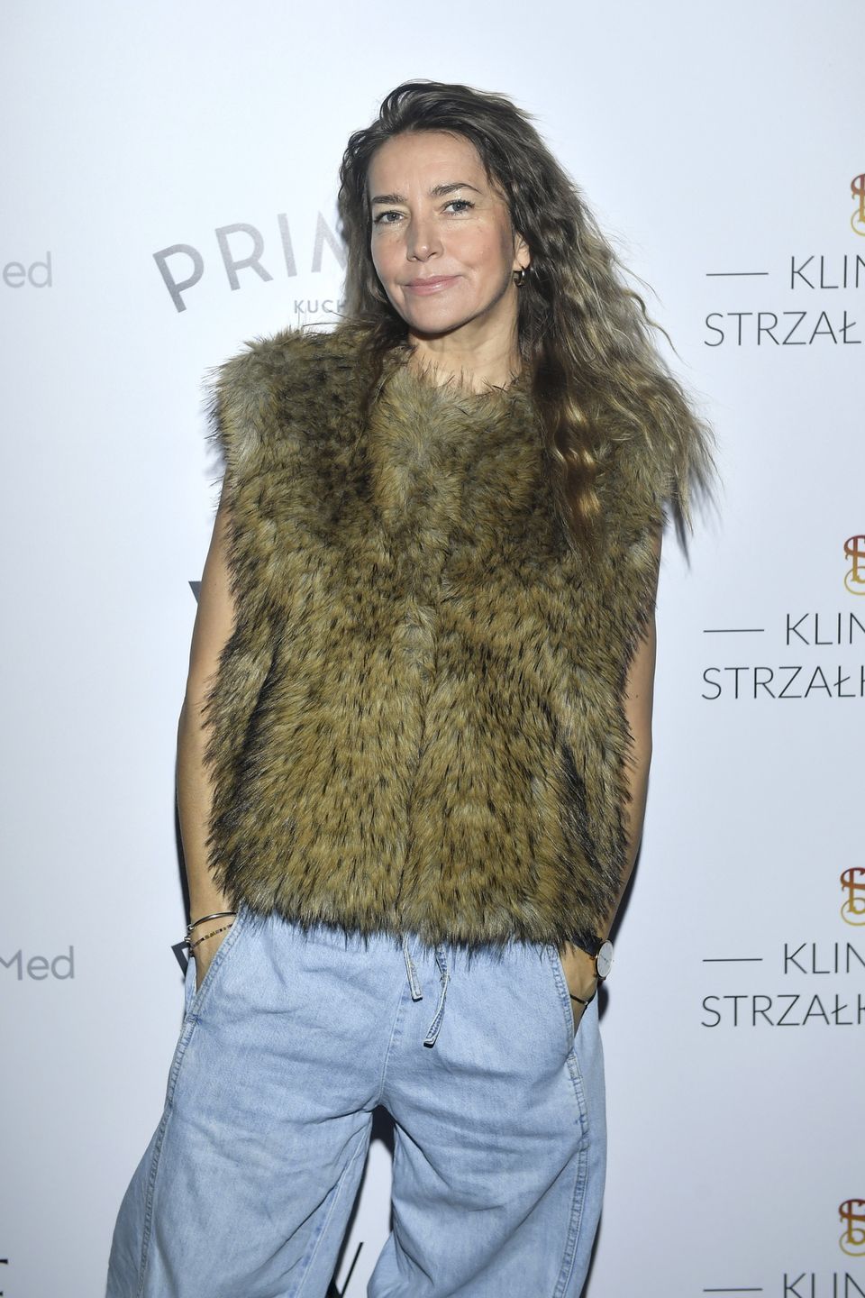 Kamilla Baar postawiła na futerkową kamizelkę
