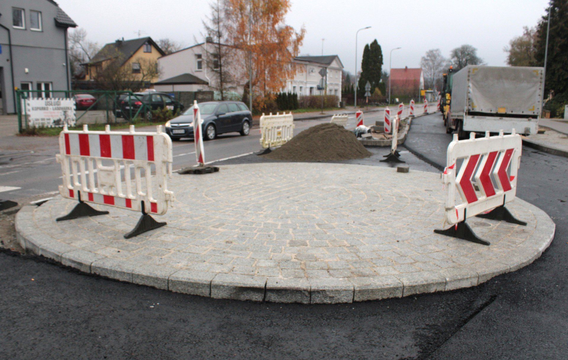 Prace na ulicy Zwycięstwa na osiedlu Rokosowo w Koszalinie