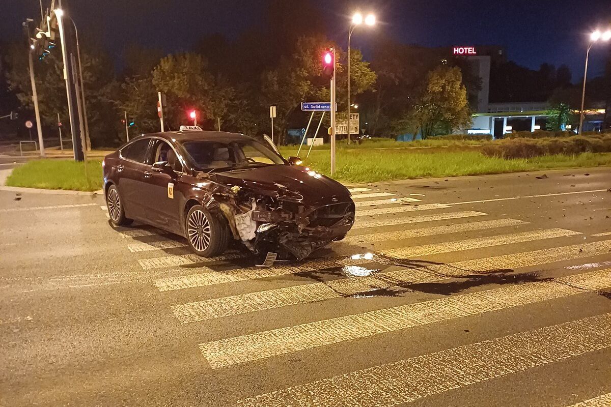 Zderzenie trzech aut na skrzyżowaniu al. Solidarności z ul. Dolna 3 Maja w Lublinie
