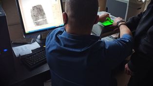 Wymysłów: 24-latek rzucił koktajlem Mołotowa w samochód