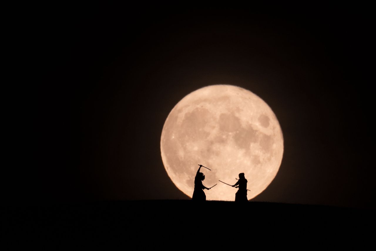 Walka na tle Księżyca przypomina klimat starych filmów o samurajach.