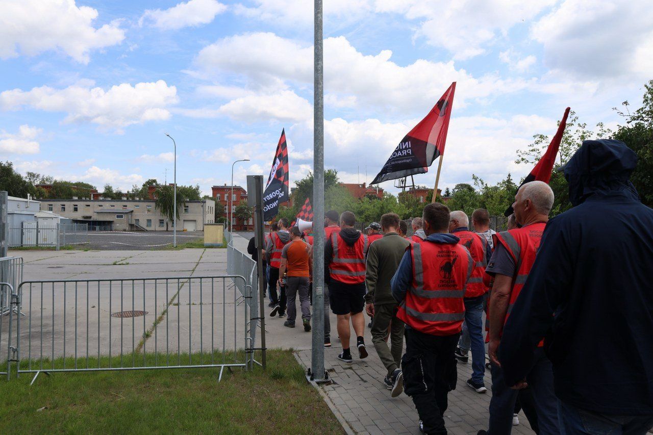 Pracownicy strajkują w Gnieźnie. Aktywiści nie przepuszczali samochodów w Jeremiasie