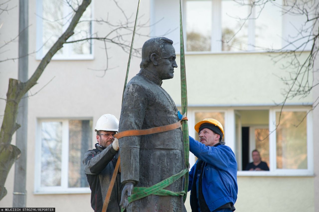 Pomnik prałata Jankowskiego został usunięty legalnie 8 marca 2019 decyzją Rady Miasta Gdańska