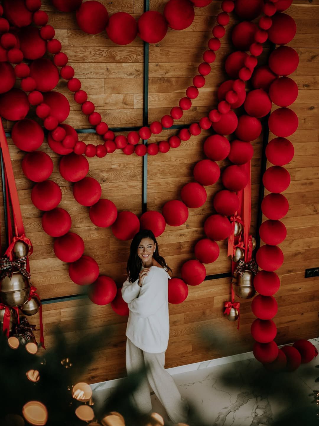 Czerwone korale na ścianie u Klaudii Halejcio