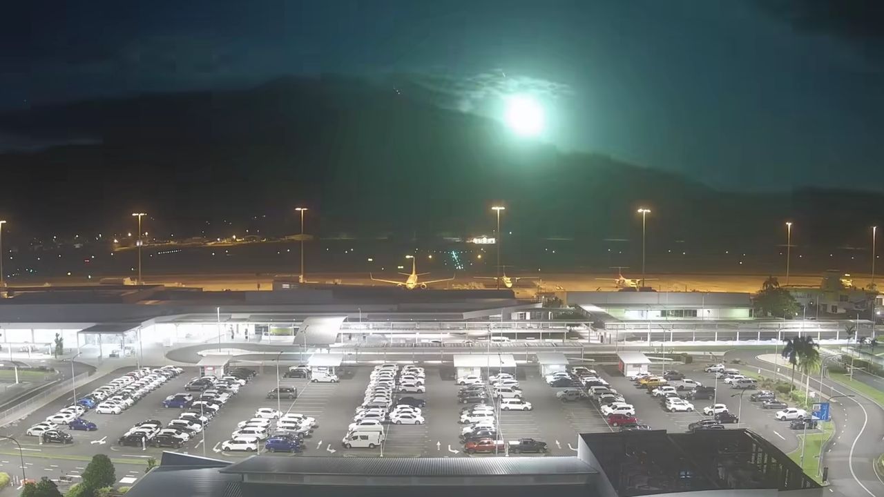 Wielki rozbłysk i wybuch meteoroidu niedaleko lotniska. Film wygląda zjawiskowo