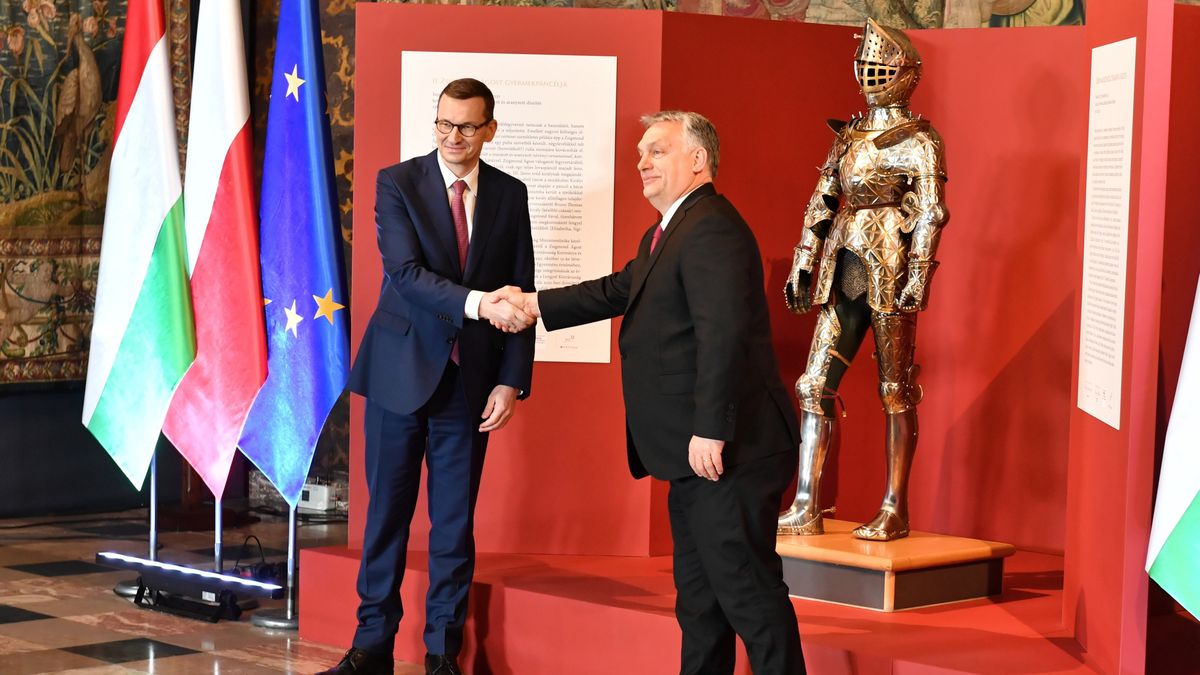 Mateusz Morawiecki i Viktor Orban na tle zbroi Zygmunta II Augusta