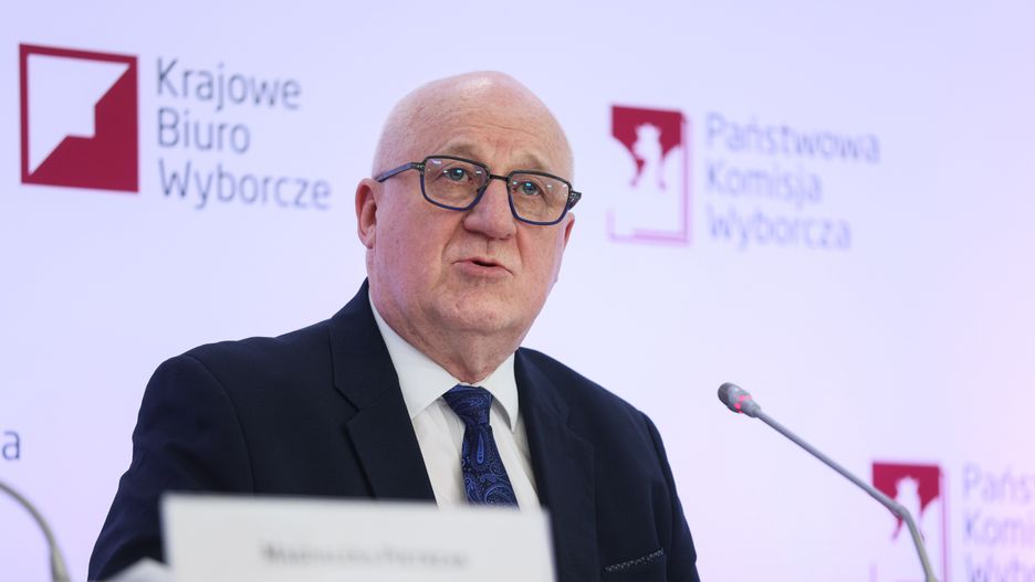 Warszawa, 19.04.2024. Wybory samorządowe 2024 - II tura. Przewodniczący Państwowej Komisji Wyborczej Sylwester Marciniak na konferencji prasowej w siedzibie Państwowej Komisji Wyborczej w Warszawie, przed rozpoczęciem ciszy wyborczej, 19 bm. W najbliższą niedzielę 21 kwietnia odbędzie się druga tura wyborów samorządowych. Choć głosować będą mieszkańcy tylko niektórych polskich miast, cisza wyborcza obowiązywać będzie w całym kraju do czasu zamknięcia lokali wyborczych. (mr) PAP/Leszek Szymański