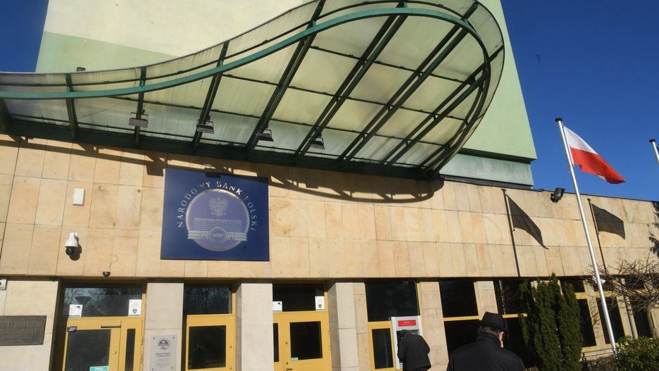 Centrum Badania Opinii Społecznej podaje, że w ostatnim półroczu odsetek osób dobrze oceniających działania Narodowego Banku Polskiego wzrósł do 54 procent, a ocen negatywnych spadł do 19 procent.