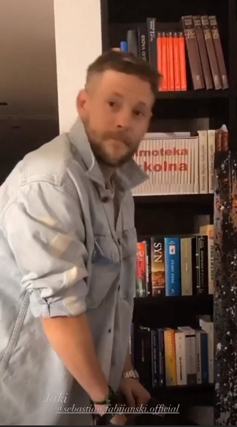 Sebastian Fabijański cieszy się z wózka