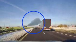 Bojanów: Bryła lodu z ciężarówki spadła prosto na jadącą toyotę