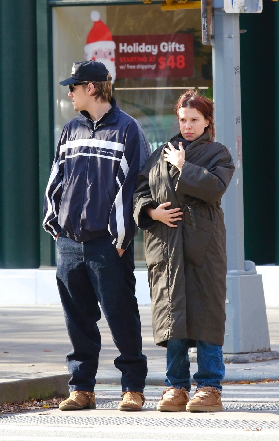 Millie Bobby Brown na spacerze z mężem Jake'iem Bongiovim 