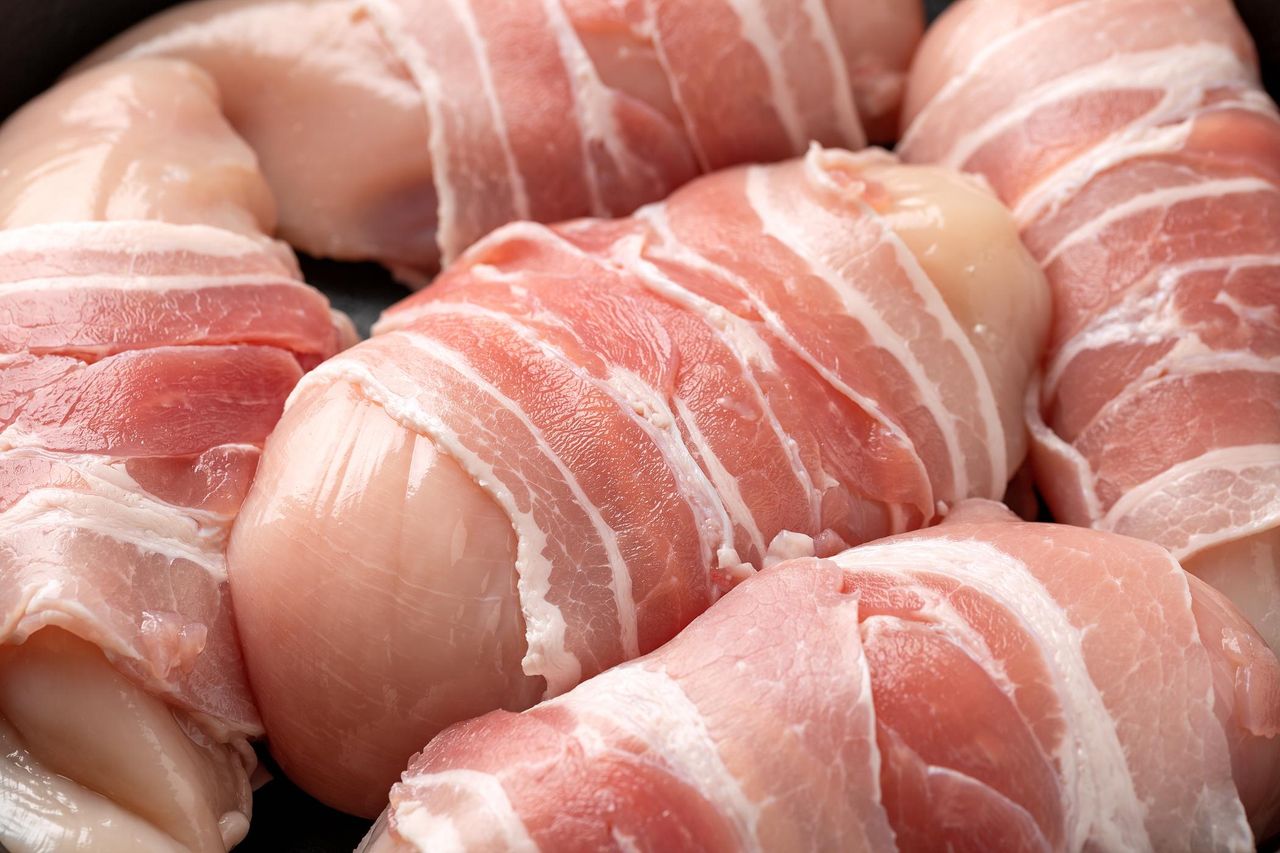 Kąski z kurczaka przed grillowaniem