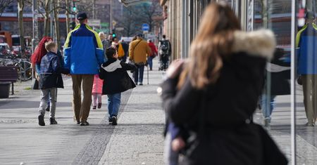 Jak alimenciarze wykorzystują pandemię, by nie płacić na dzieci? "Kłamie w żywe oczy"