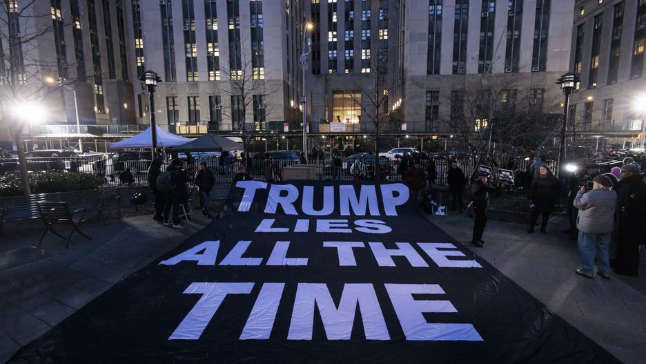 epaselect epa10551526 People unfurl a sign across the street from the New York Criminal Court building shortly after the indictment of former President Donald J. Tump in New York, New York, USA, 30 March 2023. A Manhattan grand jury has voted to indict former US President Donald J. Trump, Trump confirmed in an email on 30 March 2023. EPA/JUSTIN LANE Dostawca: PAP/EPA.