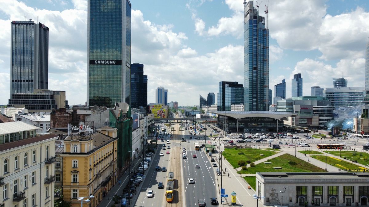 Aleje Jerozolimskie czekaj? zmiany
Fot. Mateusz Grochocki/East News. Warszawa, 21.05.2021. Aleje Jerozolimskie czeka rewolucja. Stoleczny Ratusz poinformowal, ze zmiany beda obejmowaly odcinek Alej od ronda Czterdziestolatka do ronda de Gaulle'a i dalej do wjazdu na wiadukt mostu Poniatowskiego. N/z widok na zachod
Mateusz Grochocki