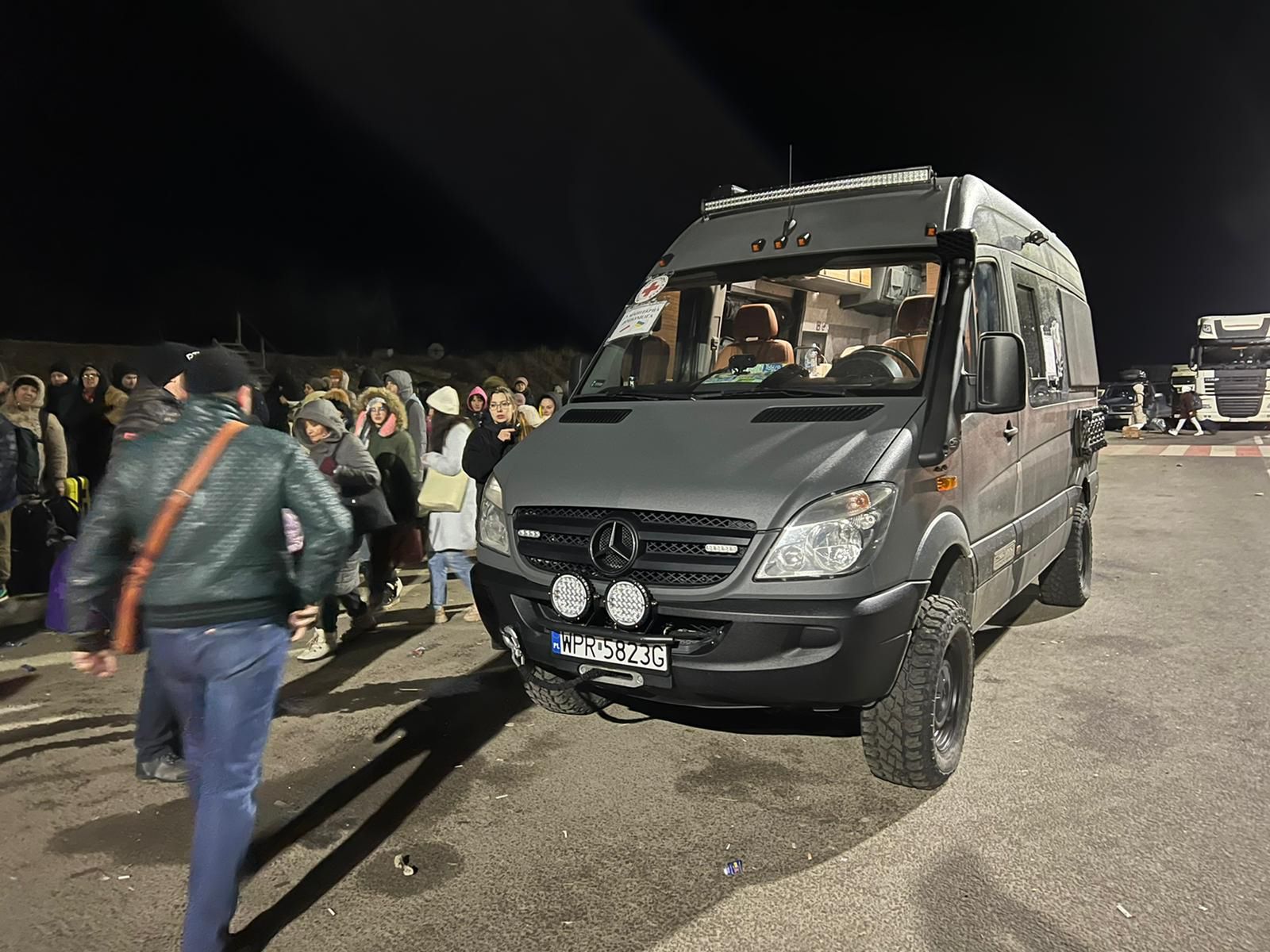 Mercedes Sprinter 4x4 od Adventure Van Conversions z pomocą w Ukrainie