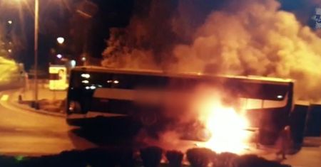 Tomaszów Lubelski. Autokar stanął w płomieniach w centrum miasta