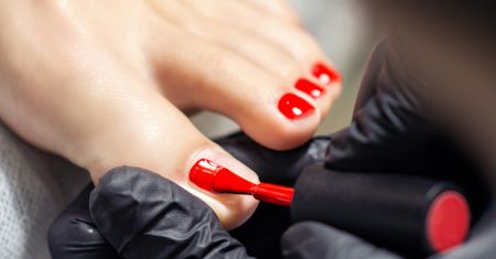 Koronawirus. Absurdalna dziura w obostrzeniach. Pedicure można zrobić