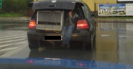 Jechał w bagażniku, bo trzymał lodówkę. Dla niepoznaki zasłaniał usta i nos